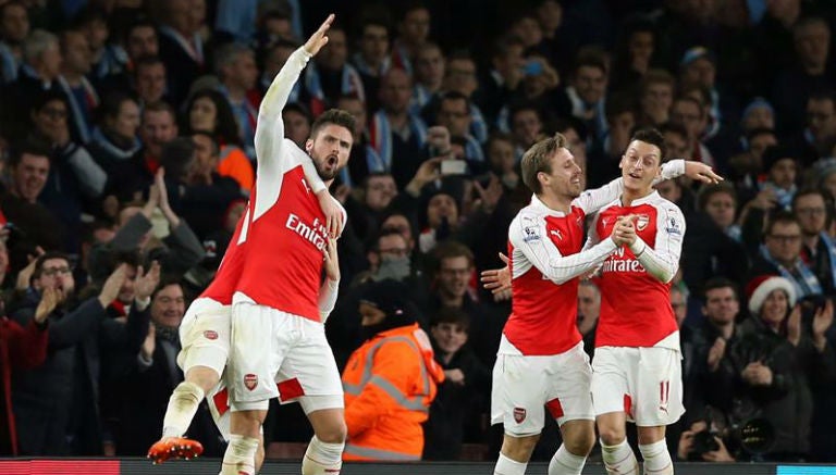 Jugadores del Arsenal festejan un gol