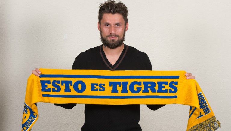 Sobis posa con una bufanda de Tigres