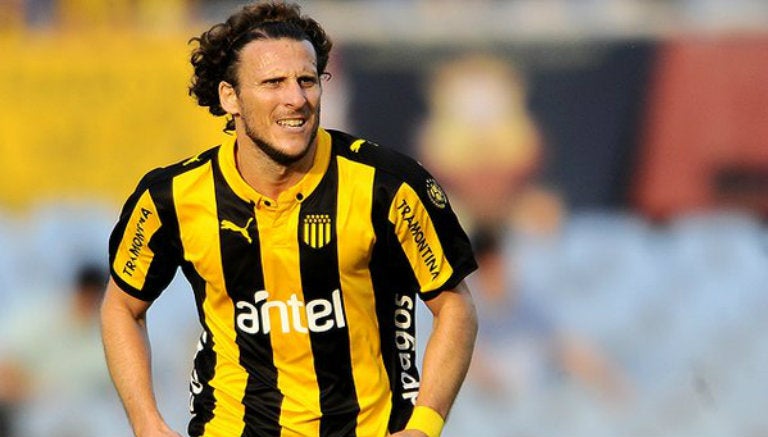 Diego Forlán luce playera del Peñarol