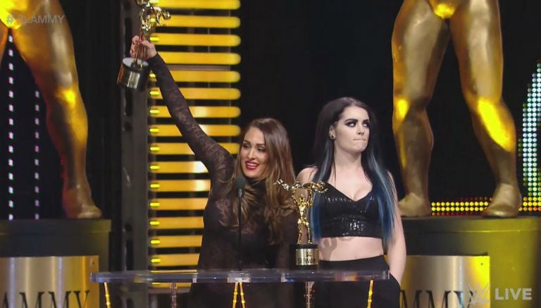 Momento en que Nikki Bella recibe el Slammy