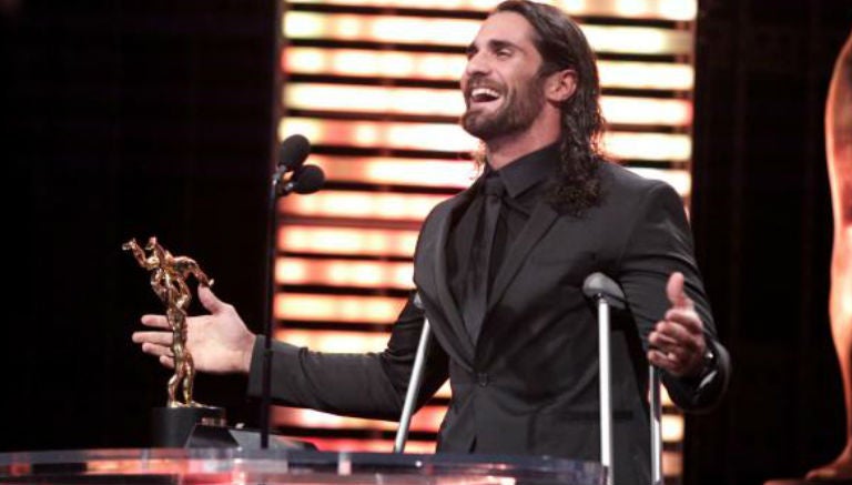 Seth Rollins recibe su Slammy a Superestrella del año