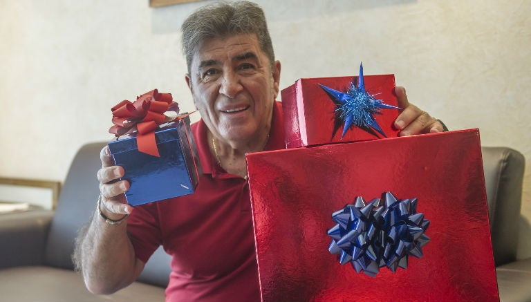 Carlos Reinoso posa con cajas de regalo