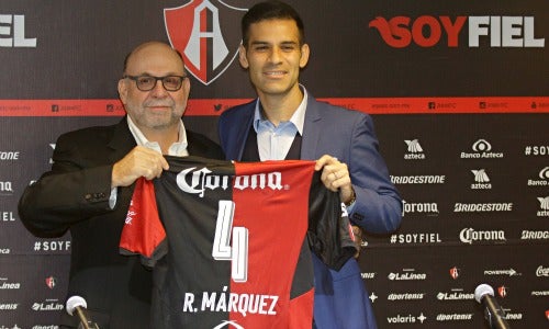 Rafa sujeta su nueva playera junto al presidente del Atlas