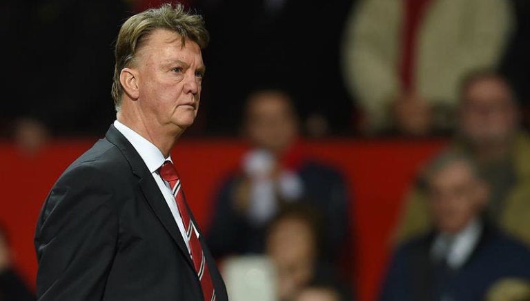 Van Gaal observa un juego del Manchester United