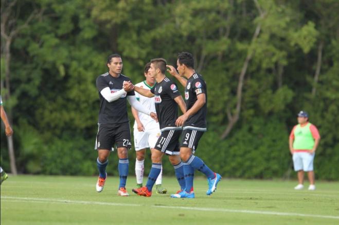 Carlos 'Gullit' Peña durante el partido con Brizuela y Bravo