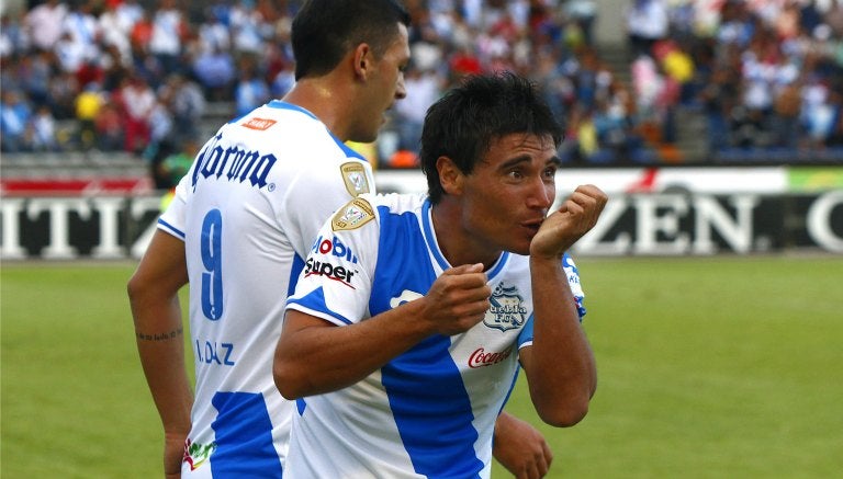 Alustiza celebrando una anotación con Puebla