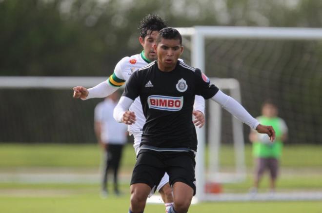 Orbelín Pineda con los colores rojiblancos