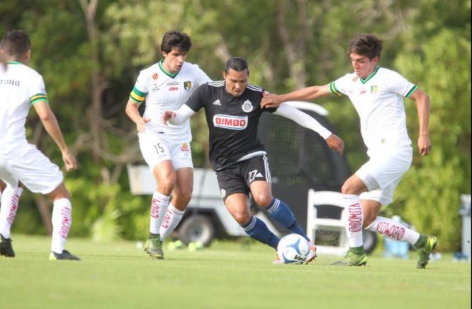 "Gullit" Peña disputa un balón