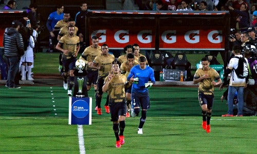 Jugadores de Pumas saltan a la cancha del Olímpico