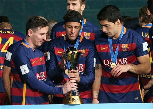 Messi, Neymar y Suárez con el trofeo del Mundial de Clubes