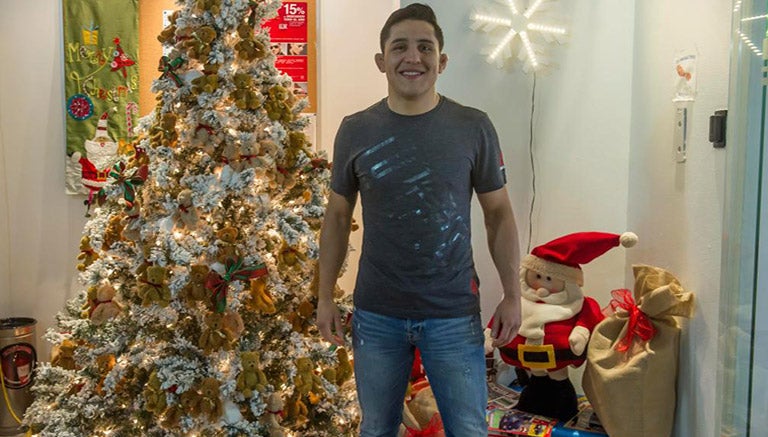 Goyito posa frente a un árbol de Navidad en las instalaciones de RÉCORD