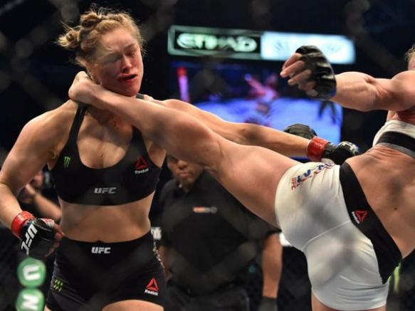 Holly Holm noquea con una patada a Ronda Rousey