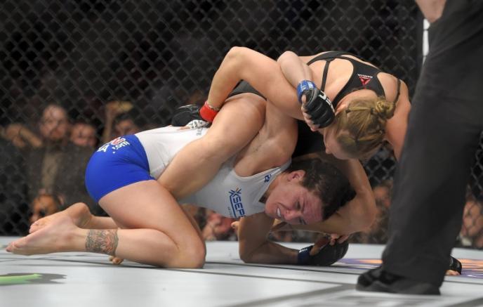 Ronda Rousey rinde a Cat Zingano en 14 segundos