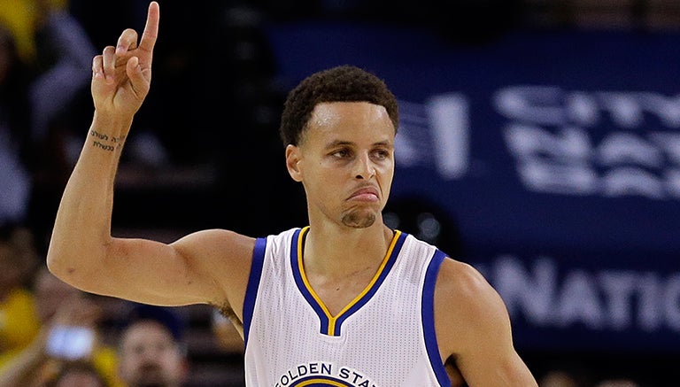 Stephen Curry celebra un punto con Warriors