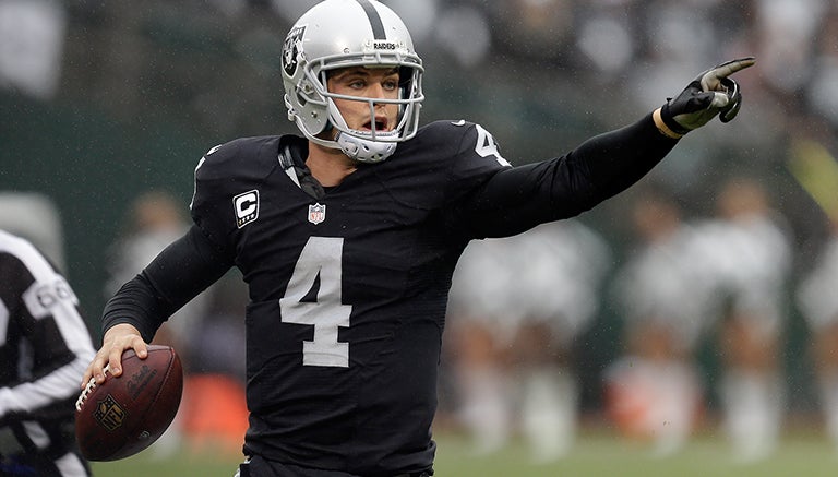 Derek Carr se dispone a lanzar