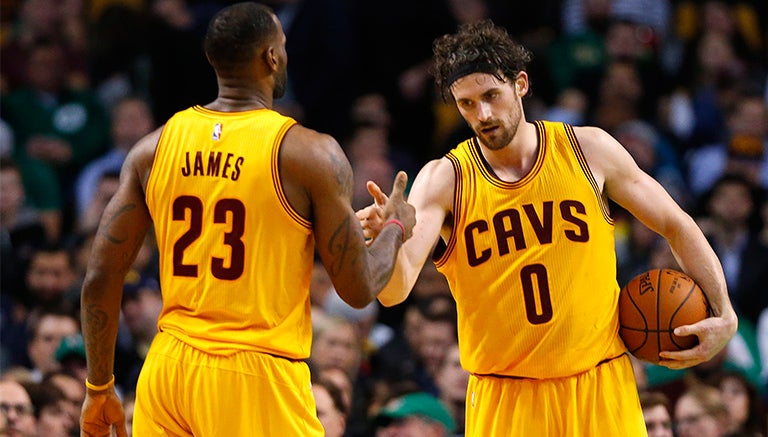 LeBron James y Kevin Love se saludan