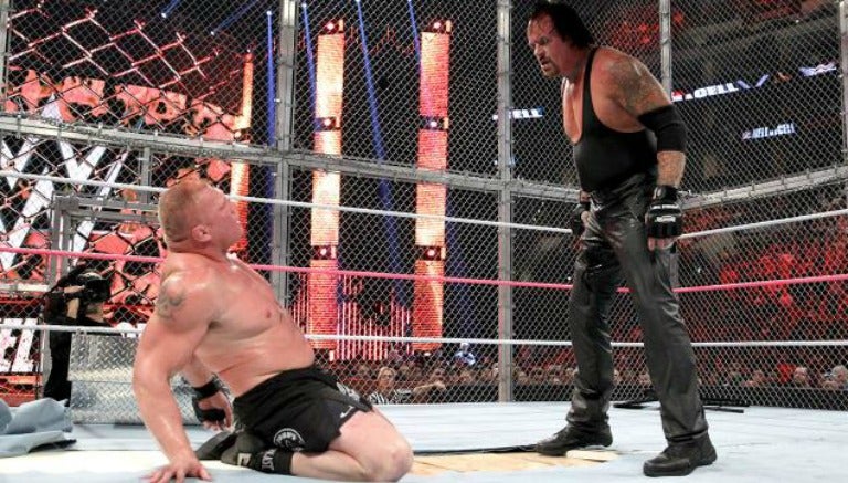 Undertaker observa a Lesnar durante el combate