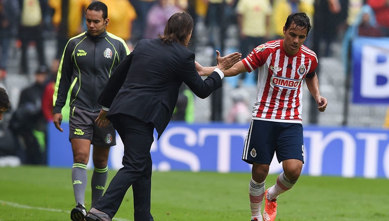 Almeyda felicita a Bravo por su gol en el Clásico Nacional