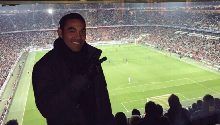 Marco Fabián observando un juego en Alemania