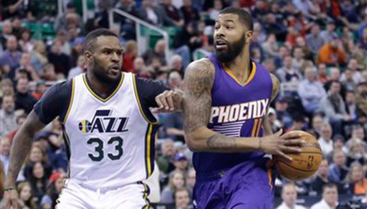 Markieff Morris (derecha) en un partido con los Suns