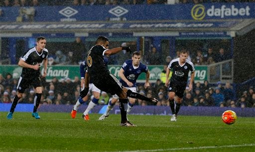 Riyad Mahrez marca de penalti un tanto con el Leicester 