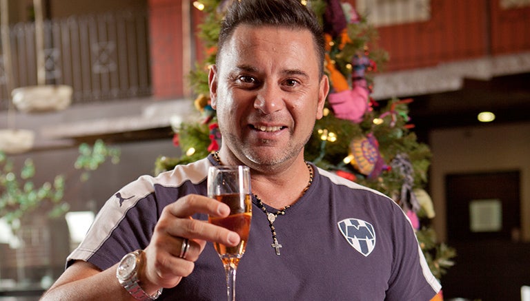 Mohamed hace un brindis 