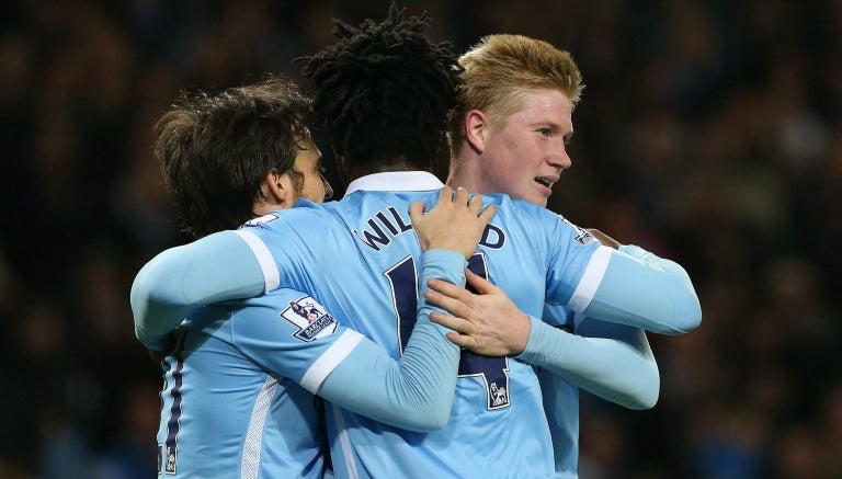 De Bruyne, Silva y Bony celebran un tanto del City