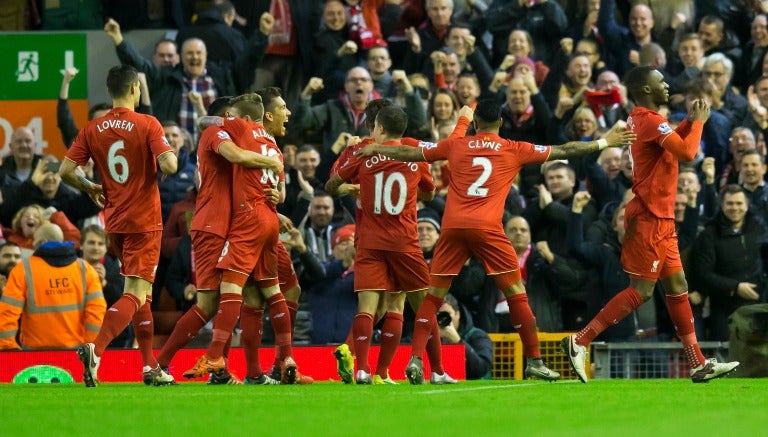 Futbolistas del Liverpool celebran el tanto de Benteke