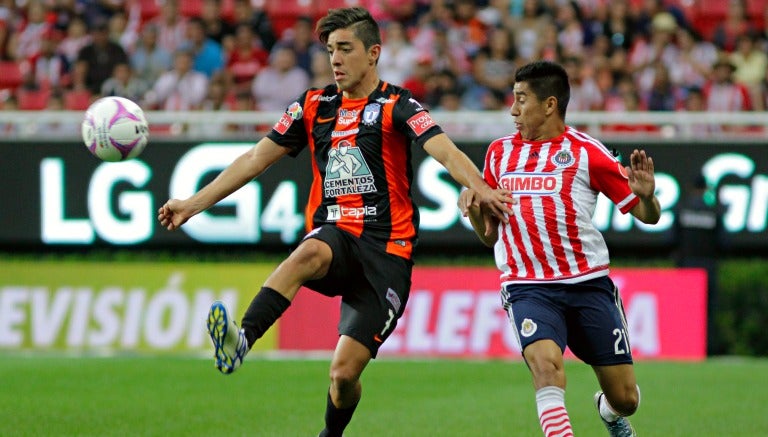 Pizarro recibe un balón durante un encuentro contra Chivas