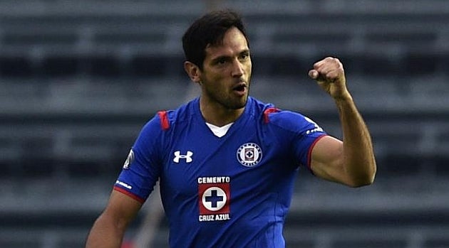 Roque Santa Cruz, en un juego de Cruz Azul