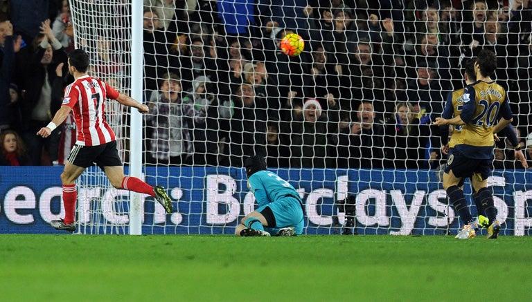 Shane Long celebra el segundo gol del partido contra Arsenal