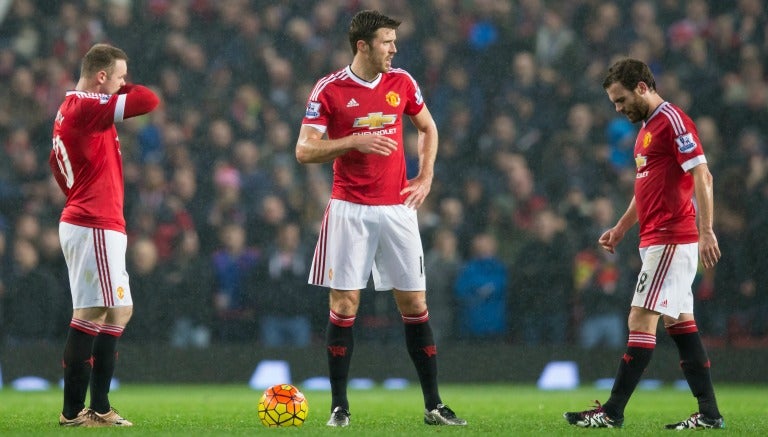 Jugadores del Manchester United lamentando una derrota