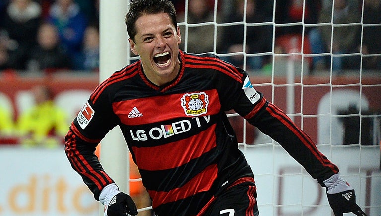 Chicharito celebra un gol con el Bayer Leverkusen