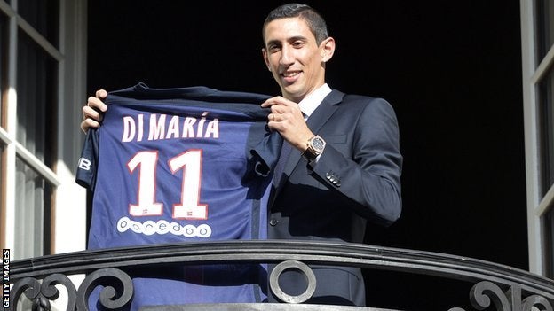 Di María muestra con orgullo su playera del PSG