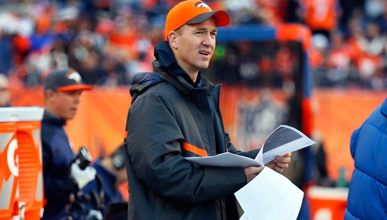 Peyton Manning observa partido de Broncos