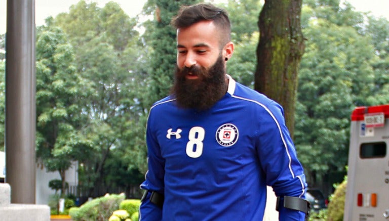 Crosas, con la casaca de entrenamiento de Cruz Azul