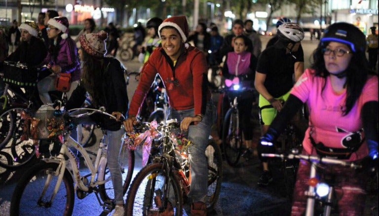 Ciclistas reunidos en Paseo de la Reforma