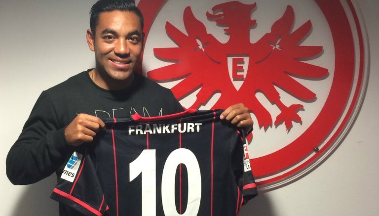 Marco Fabián posa junto a la camiseta del Frankfurt