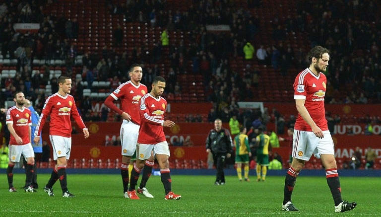 Los jugadores del Manchester United salen del terreno de juego