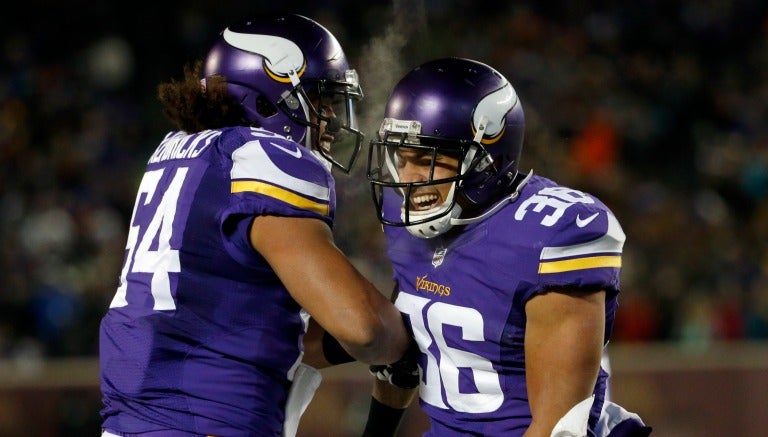 Eric Kendricks y Robert Blanton festejan después de un TD