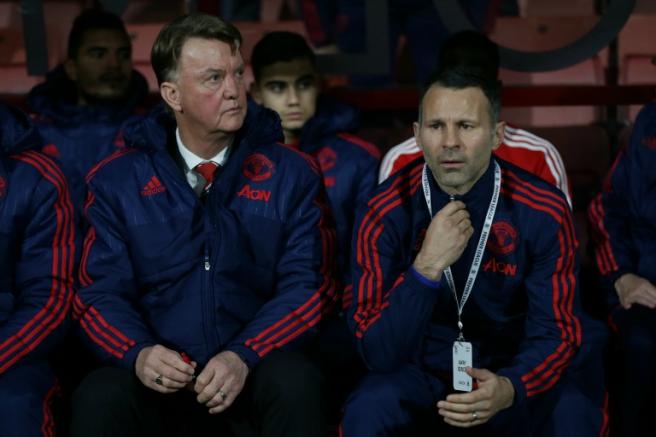 Van Gaal y Giggs permanecen callados en un partido del United