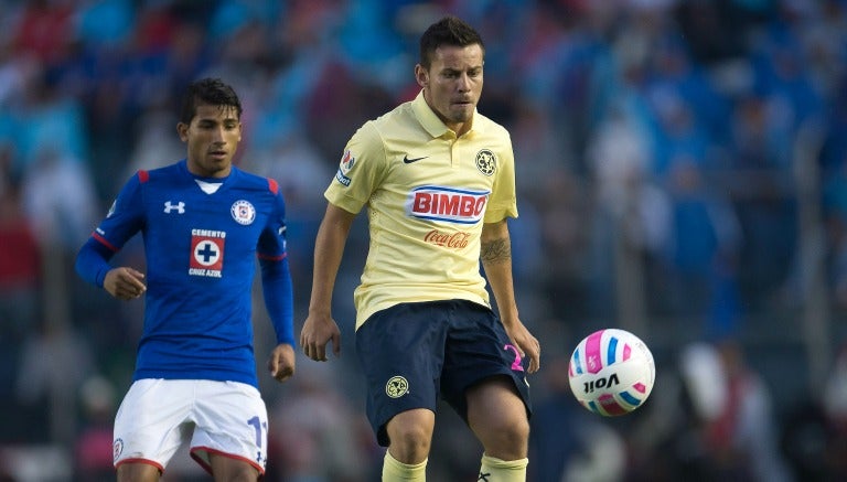 Gonzalo Díaz pelea un balón con Joao Rojas