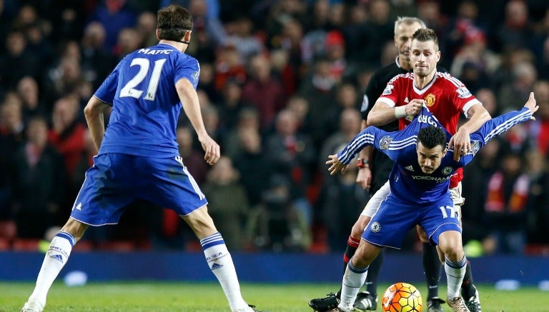 Pedro pelea el balón frente a Schneiderlin