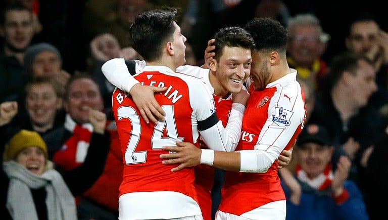 Özil celebra el segundo tanto del Arsenal