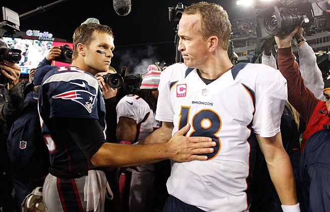 Brady y Manning se saludan después de un juego