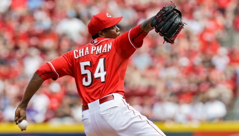 Aroldis Chapman lanzando en un juego con Cincinnati