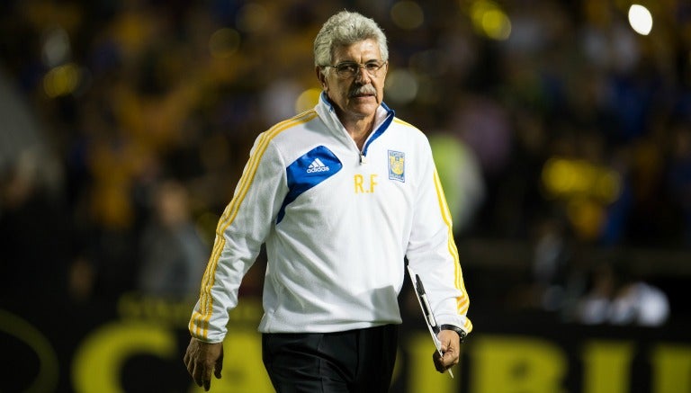 Tuca Ferretti en un partido de Tigres