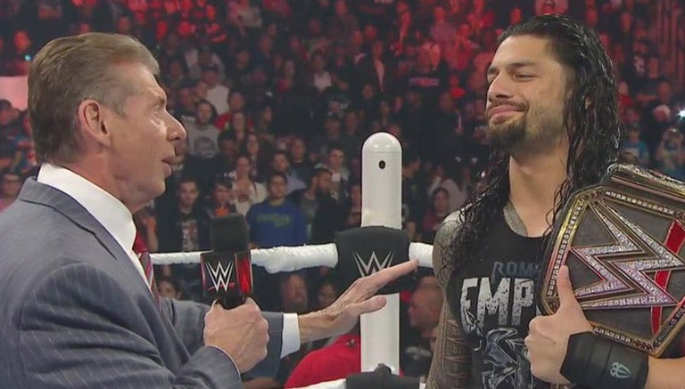 Vince McMahon habla con Roman Reigns