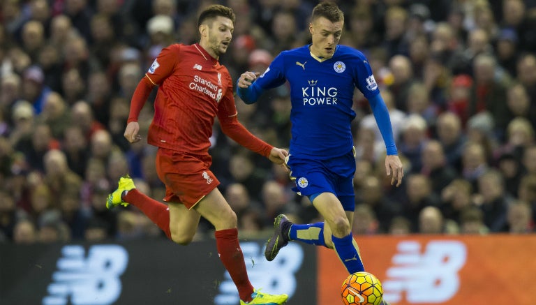 Vardy conduce el balón ante la marca rival