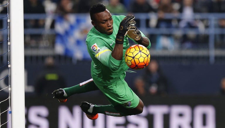 Kameni ataja un balón en partido con el Málaga